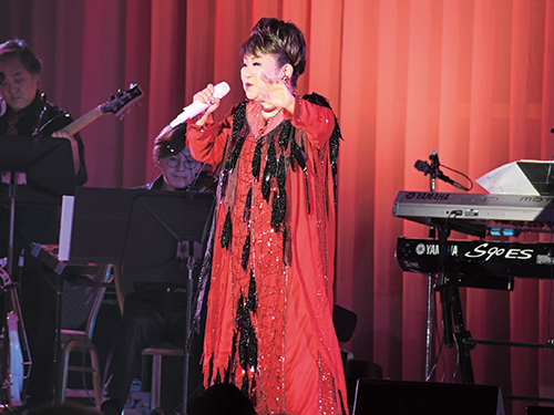 恒例のクリスマスパーティーでは、歌手の天童よしみが登場